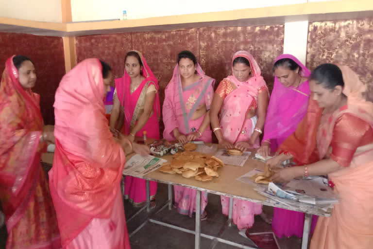 women made food for needy people in agar malwa