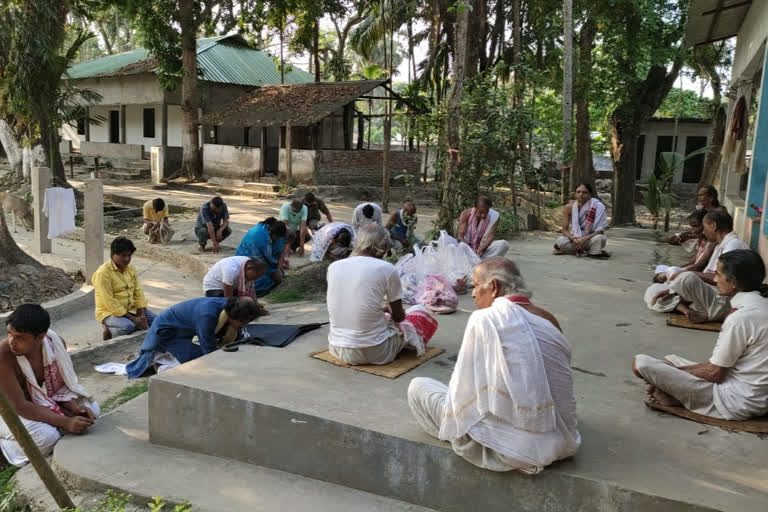 বটদ্ৰৱা থানৰ ভকত বৈষ্ণৱৰ মাজত খাদ্য সামগ্ৰী বিতৰণ