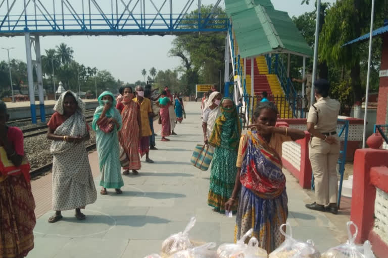 খাদ্য সামগ্রী বিলি RPF কর্মীদের