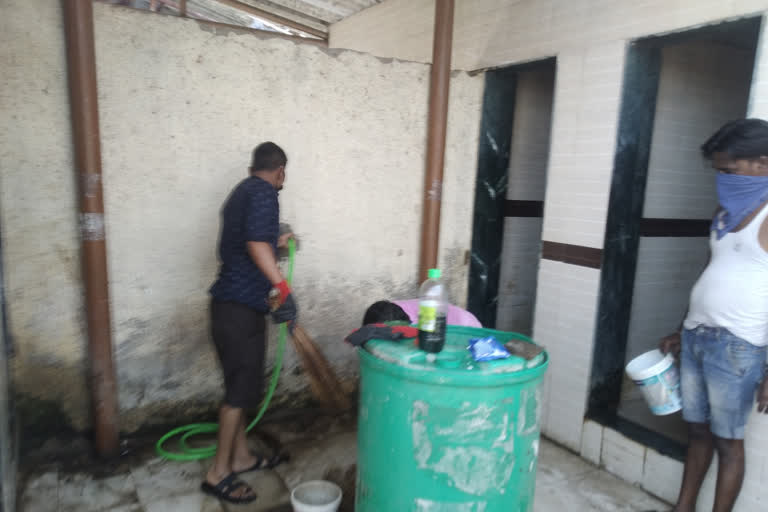 a group of youth cleaned toilets due to workers not came for cleaning