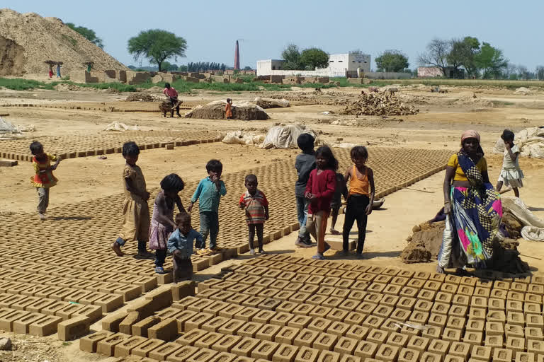 लॉकडाउन के बावजूद इस ईंट भट्टे पर जारी है काम