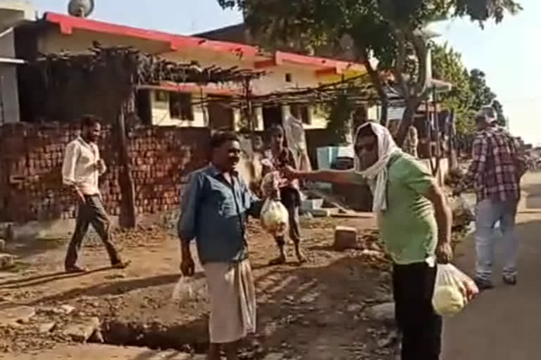 Farmer came forward to help the poor in lockdown, distributed vegetables free