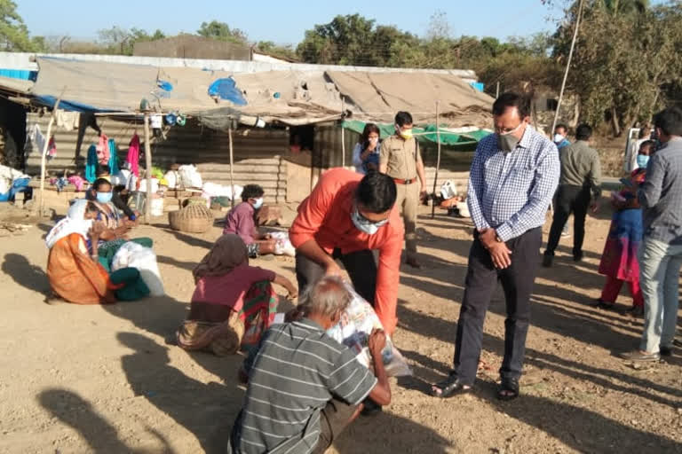 ddo of valsad distrubute food kit among leprosy patient