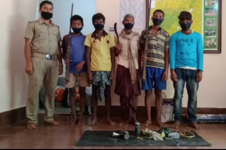 balesore latest news, hunter arrested for illegal hunting, hunter arrested from balesore, balesore forest department, ବେଆଇନ ଶିକାର କରି ଶିକାରୀ ଗିରଫ, ବାଲେଶ୍ବର ଲାଟେଷ୍ଟ ନ୍ୟୁଜ୍‌, ବାଲେଶ୍ବରରୁ ଶିକାରୀ ଗିରଫ, ବାଲେଶ୍ବର ବନ ବିଭାଗ