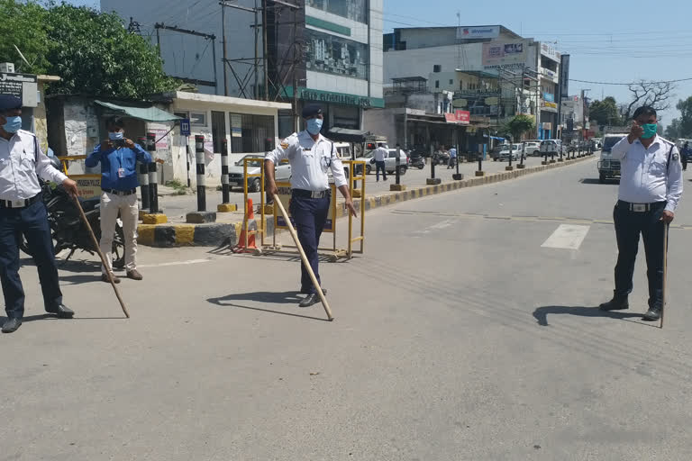 Movement of vehicles stopped in Paonta city