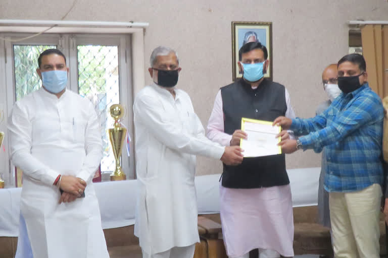 Social organization in Kaithal gave Rs 11 lakh to MP Naib Singh Saini for Corona Relief Fund