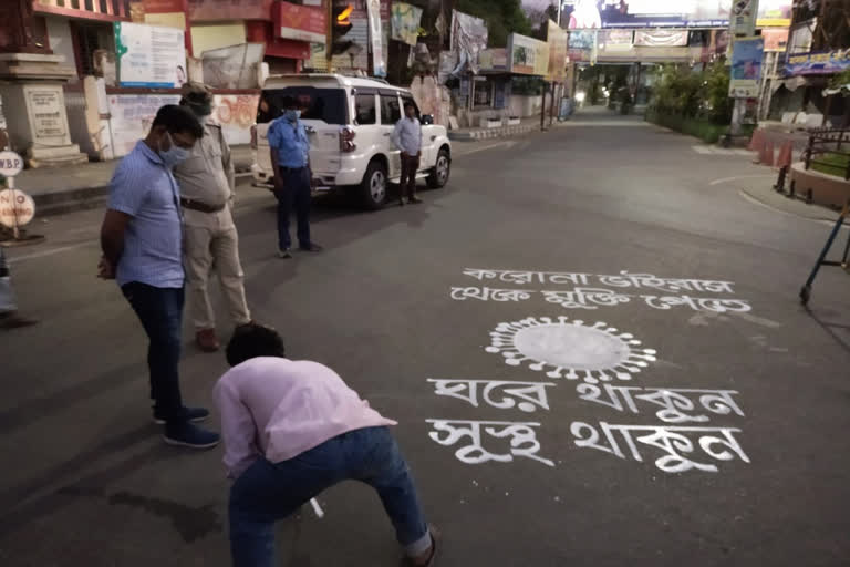 রাস্তায় অঙ্কন করে কোরোনা সচেতনতার বার্তা জেলা পুলিশের