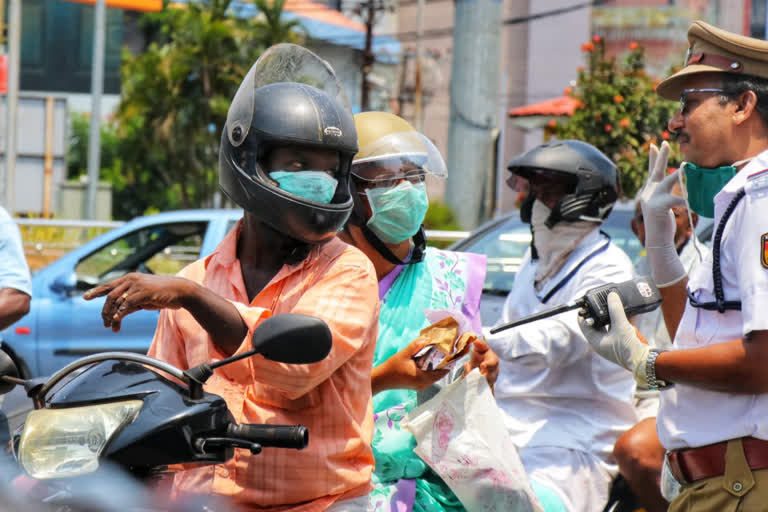 ലോക് ഡൗൺ കൊല്ലം  നിയന്ത്രണങ്ങൾ ലംഘിക്കുന്നവർ  കൊല്ലം കൊറോണ  കൊല്ലം കൊവിഡ്  കൊല്ലം കൊവിഡിൽ അറസ്റ്റ്  ലോക്‌ ഡൗണിലും തിരക്കേറി നഗരം  Vehicle rush in Kollam town amid lock down  kollam latest etv news  kollam lock down  covid 19 kollam  corona kollam  lock down arrest in kollam