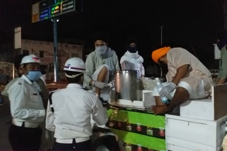 sikh community distrubutes tea and nacks to patna police