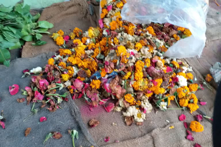 Flower seller upset, फूल विक्रेता परेशान