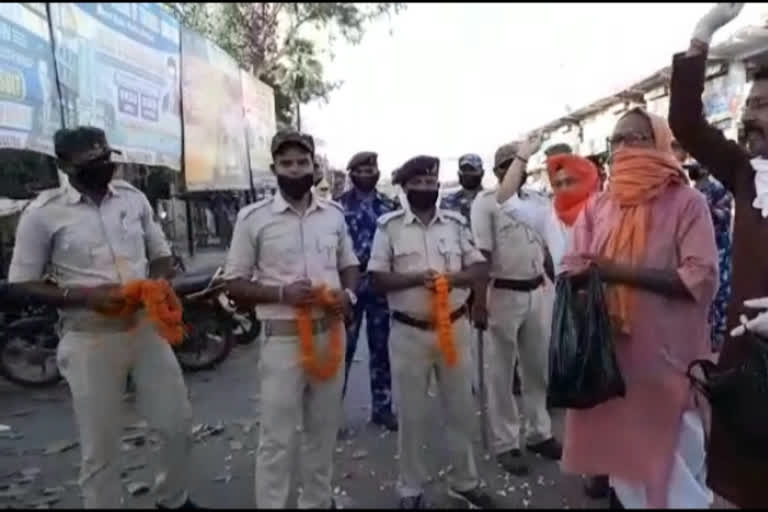 bjp leaders honoured policemen, doctors and cleaning workers in rohtas