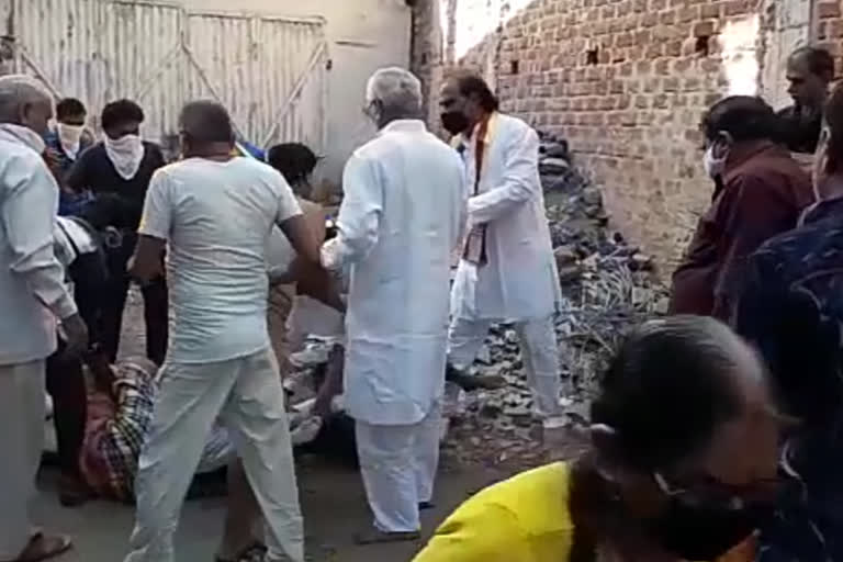 despite of lockdown devotees were worshiping in temple