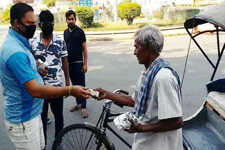 Rickshaw drivers struggling for food during lockdown