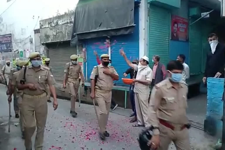 flowers showered on policemen in muslim colonies of amroha uttar pradesh