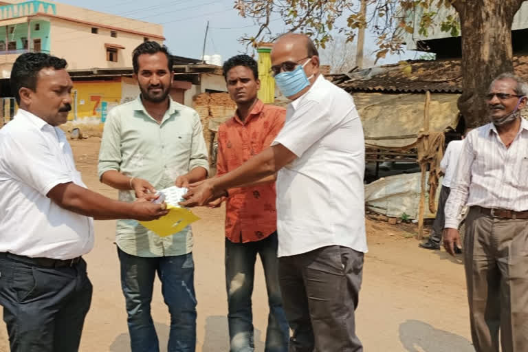 Followers of Barfani Ashram are distributing medicines to villagers  in Rajnandgaon