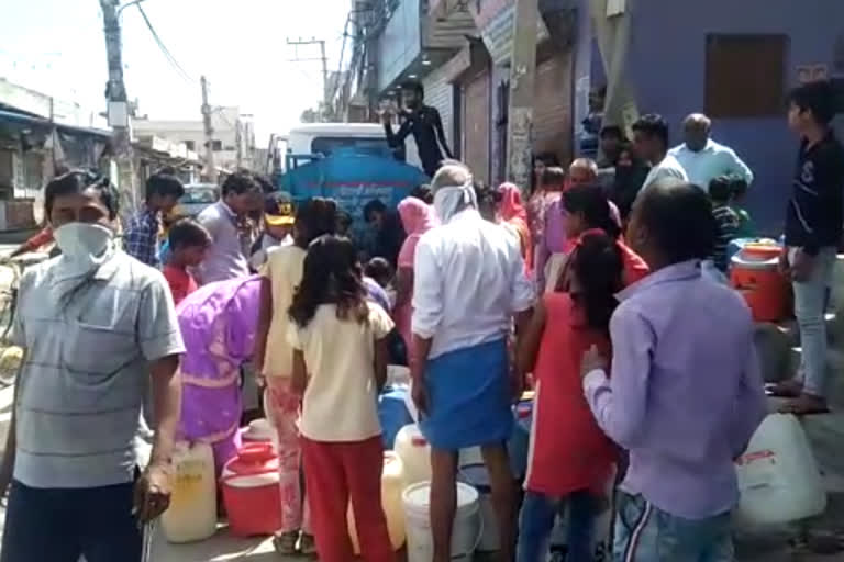 people of nangli vihar extension are facing the problem of shortage of water due to lockdown in delhi