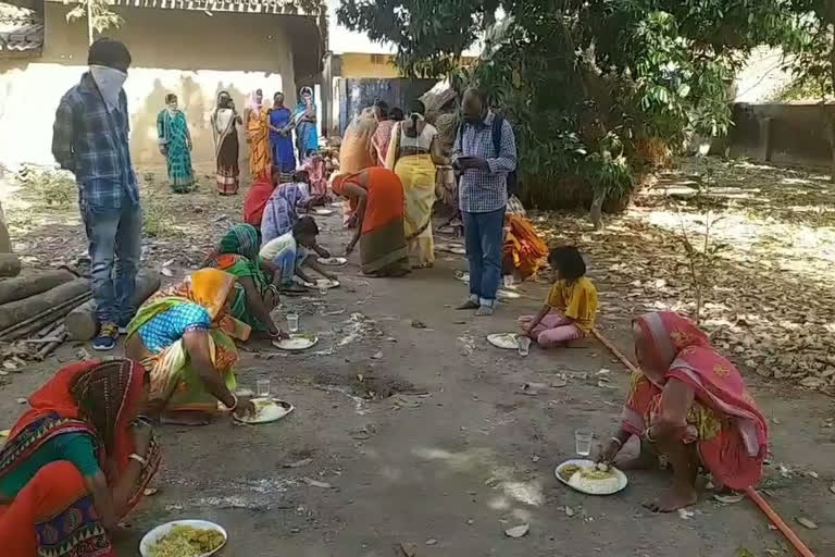 Chief Minister Didi Cafe distributed food among the poor people