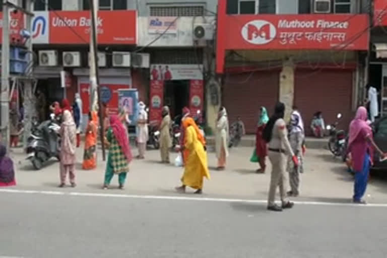 Long lines of people engaged to get money out of banks in fatehabad