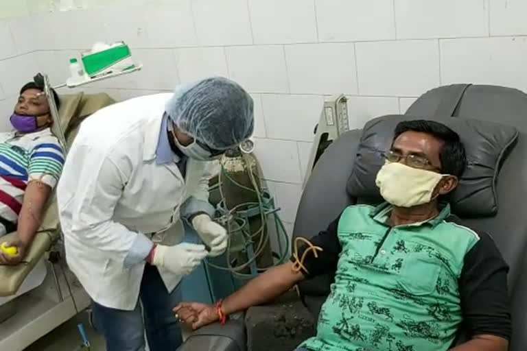 youth congree organaize blood donation camp in raigunj hospital during lockdown, north dinajpur