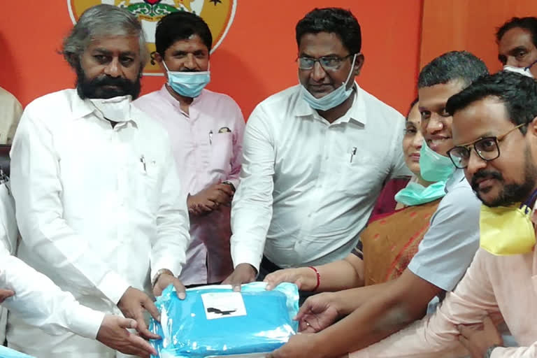 Ishwar Khndre delivered 1 lakh rupees worth ppt kit  to victoria hospital