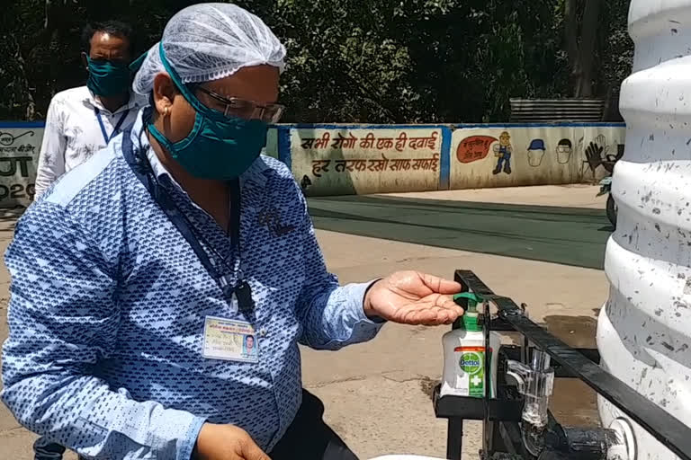 an engineer of municipal corporation made hands free handwasher of municipal workers in khargone