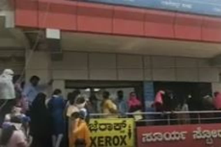 womens lines up near bank for withdraw money from jandhan