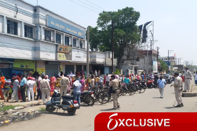 Crowd in banks of Dhanbad during lockdown