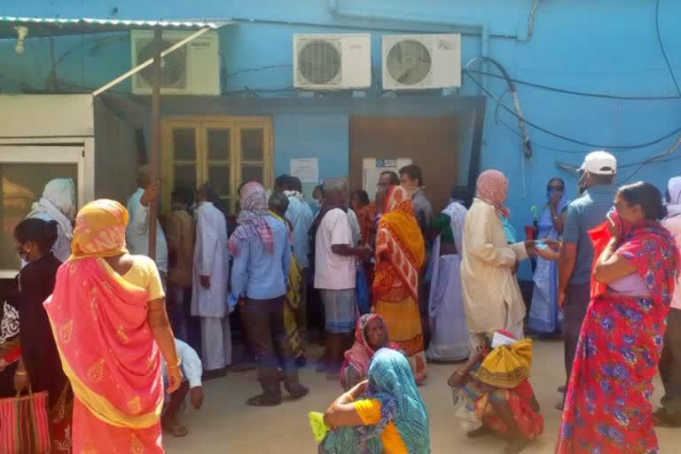 crowd-in-banks-of-dhanbad-during-lockdown