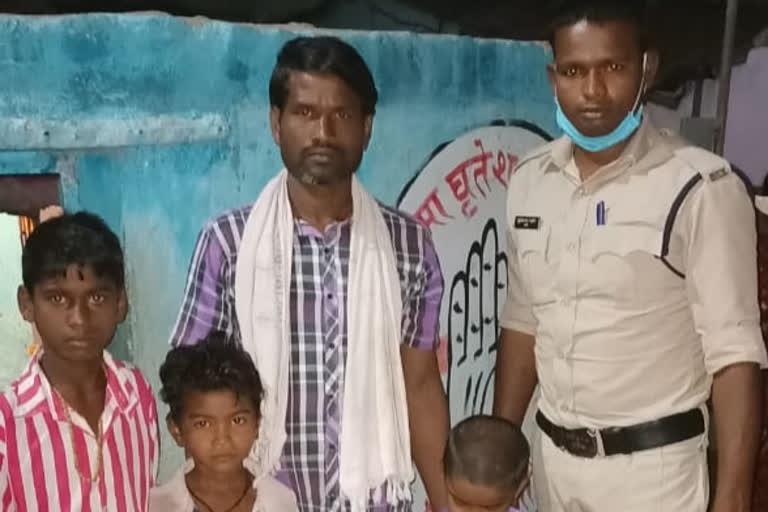 dial 112 constable gave ration to hungry family at his expense in bilaspur