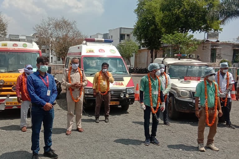 Greeting ambulance drivers with flower garlands