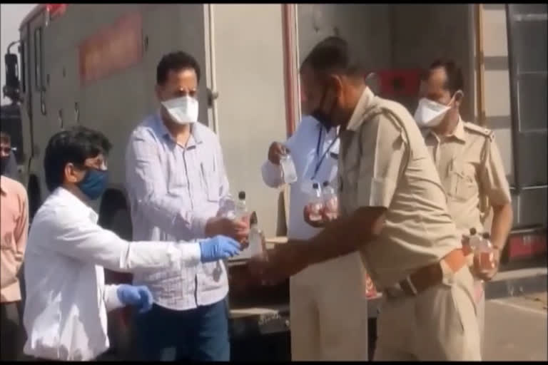 Masks and sanitizers distributed to police in Palwal