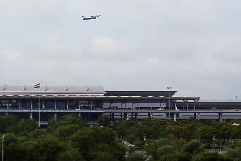 Over 90 US nationals evacuated in special flight from Hyderabad  Over 90 US nationals evacuated  US nationals  us  hyderabad  covid  corona  us citizens  ഹൈദരാബാദ്  കൊറോണ  കൊവിഡ് 19  യുഎസ് പൗരന്മാർ  ജിഎംആർ ഹൈദരാബാദ് ഇന്‍റർനാഷ്‌ണൽ വിമാനത്താവളം