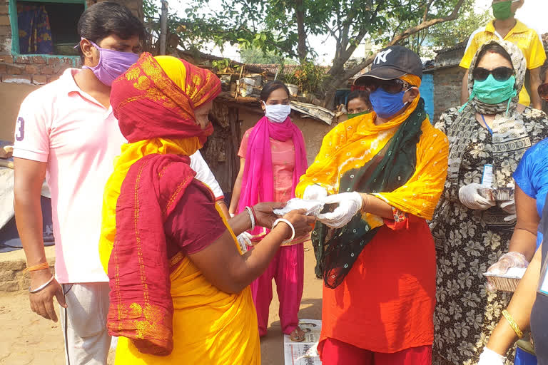 some women are reaching in slum areas for distributing food in jamshedpur