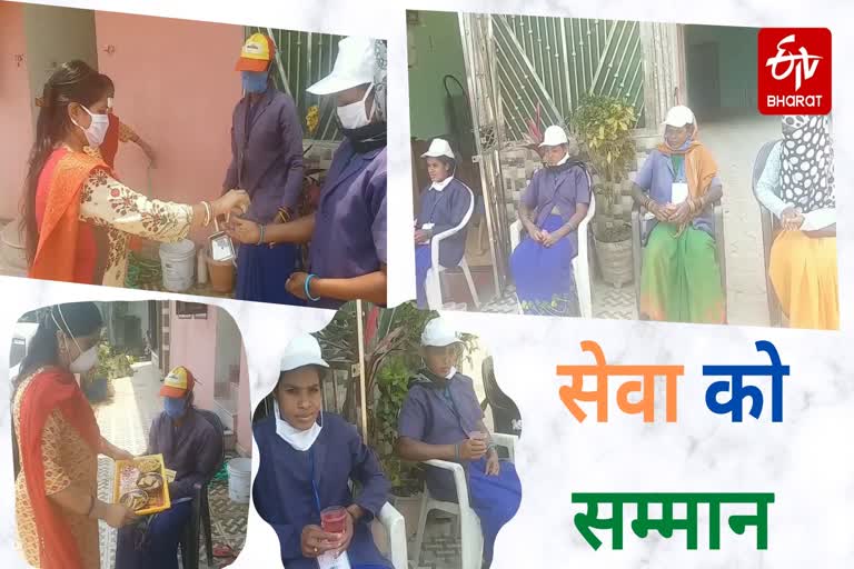 in ambikapur, swachhta didi was honored by feeding  breakfast and sharbat