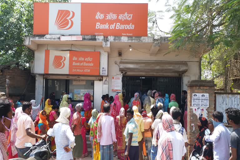 Crowd gathered in bank to withdraw money in Pakur