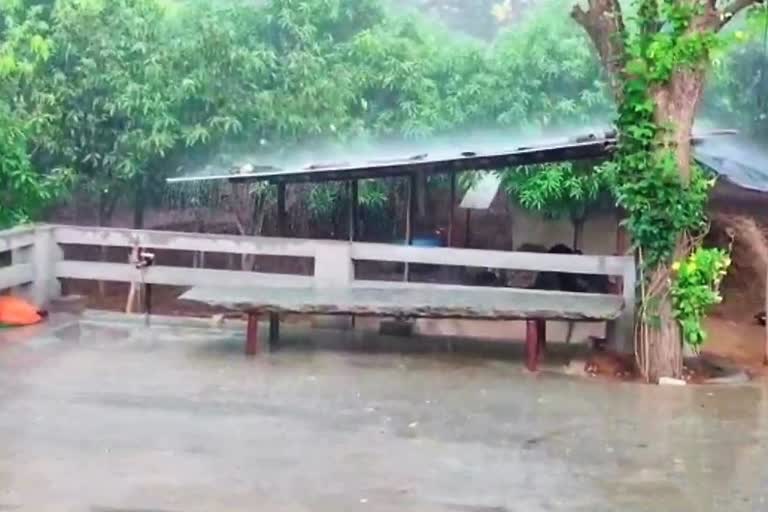 heavy hail rain at parigi