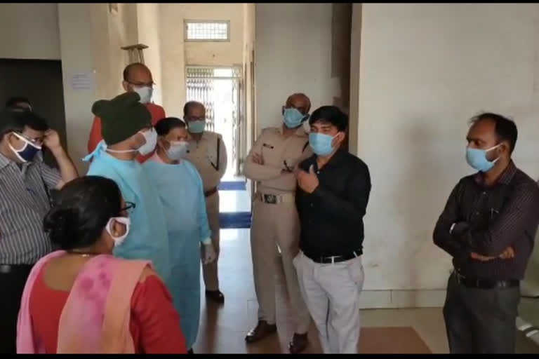 DC inspects ICU and ventilator hospital in koderma