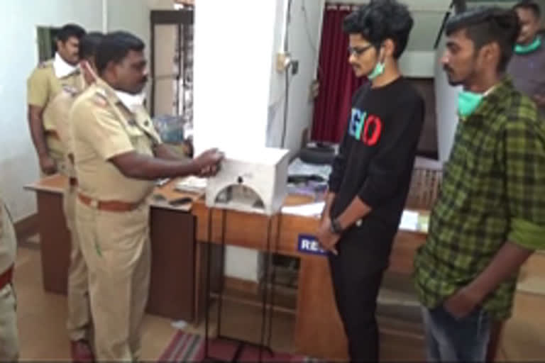 AUTOMATIC HAND WASH  ADIMALI STUDENTS  ADIMALI HAND WASH  ADIMALI POLICE STATION  ഓട്ടോമാറ്റിക് ഹാന്‍ഡ് വാഷ് ഡിസ്‌പെന്‍സര്‍  എമില്‍ ഷാജി  അര്‍ജുന്‍ സുഗതന്‍  അടിമാലി പൊലീസ് സ്‌റ്റേഷന്‍  റൈഡേഴ്‌സ് വിത്ത് വിംഗ്‌സ്  റൈഡേഴ്‌സ് ക്ലബ്ബ്