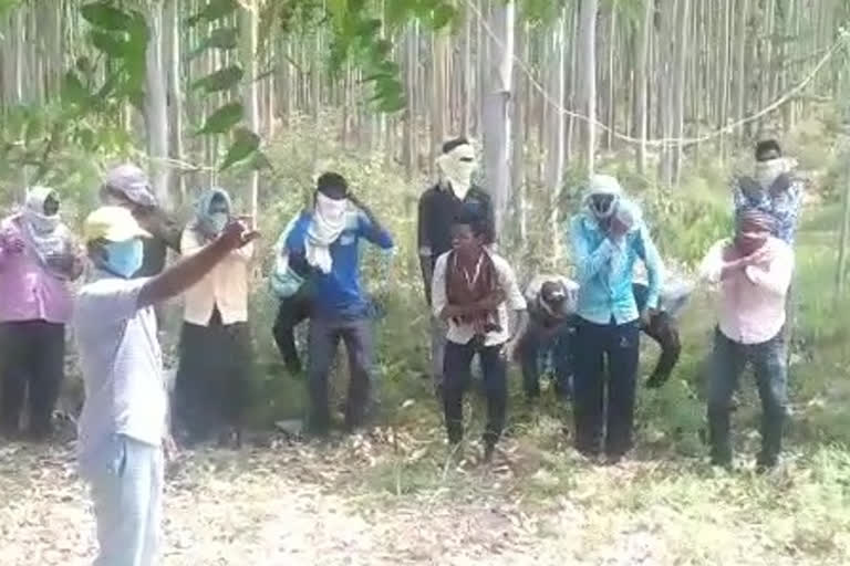 farmesrs went to agricultural fields as a group in prakasam district