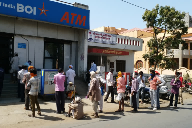 शहर के बैंकों के बाहर पेंशनधारियों की लगी कतार,  लॉक डाउन में बैंकों के बहार कतार,  प्रतापगढ़ न्यूज़ , लॉक डाउन अपडेट,  Outside queues of banks in lock down,  Pratapgarh News,  Lock down update