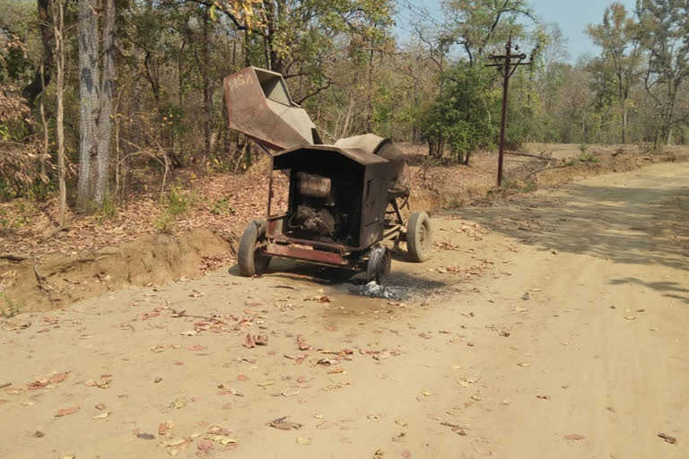 Naxalites burn vehicles in road construction in kanker