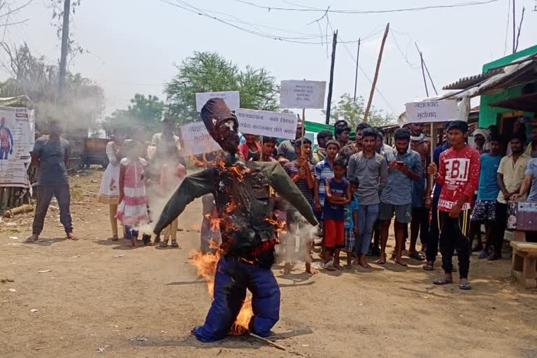 villagers-burned-symbolize-statue-of-naxalite-in-gadchiroli