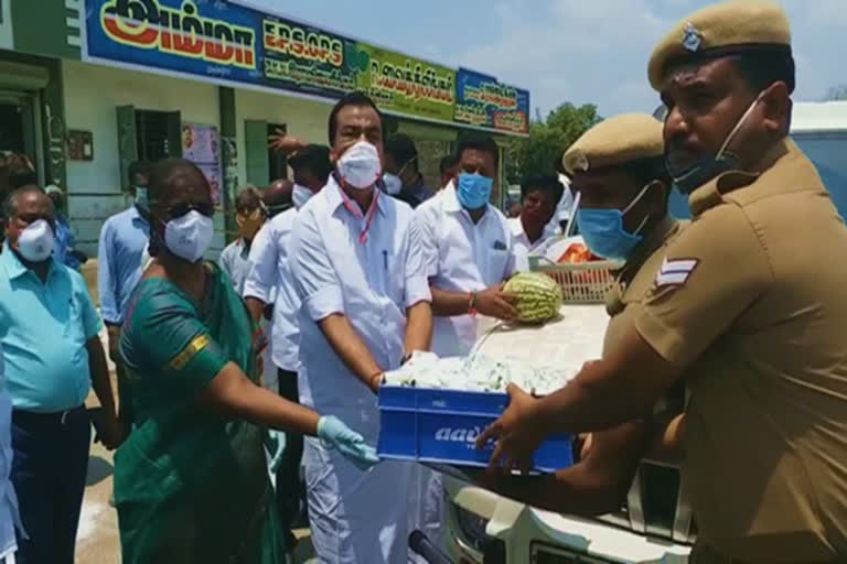 காவலர்களுக்கு நீர்மோர், வெள்ளரிப்பிஞ்சு, தர்பூசணி பழங்கள் வழங்கிய அரசு தலைமை கொறடா