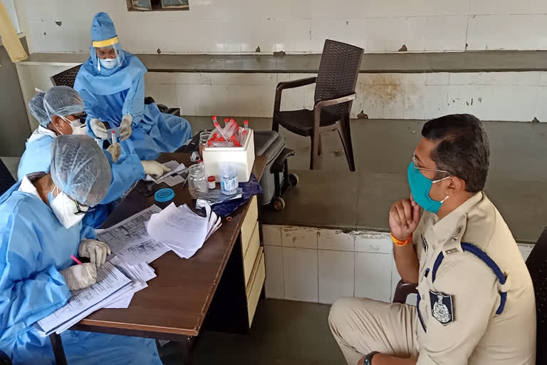 Police personnel conducted corona test in Bhopal