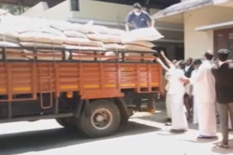 Rahul Gandhi MP brings food grains to social kitchen in malappuram  rahul gandhi m p  nilambur community kitchen  സാമൂഹിക അടുക്കളയിലേക്ക് ഭക്ഷ്യ ധാന്യങ്ങൾ  രാഹുല്‍ ഗാന്ധി എംപി  മലപ്പുറത്ത് സാമൂഹിക അടുക്കള