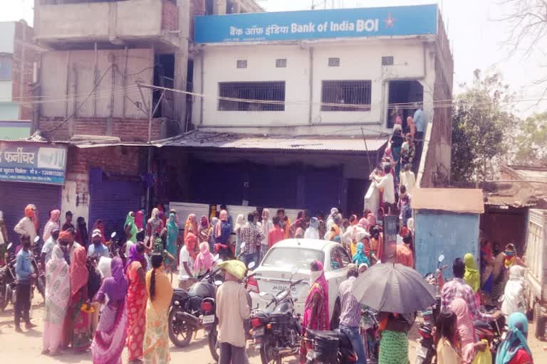 Social distancing not follow in banks at giridih