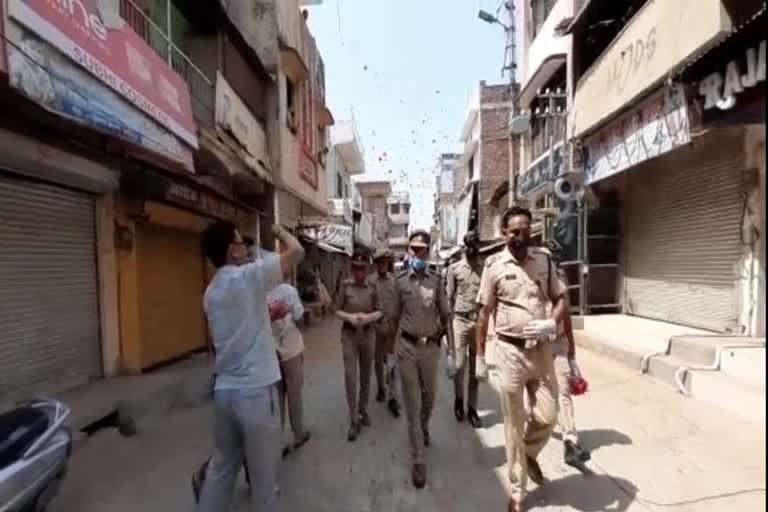 people honored police by showering flowers