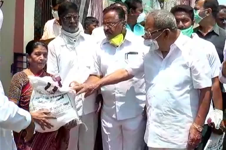 Shamanoor Sivasankarappa distributed food kit to the poor