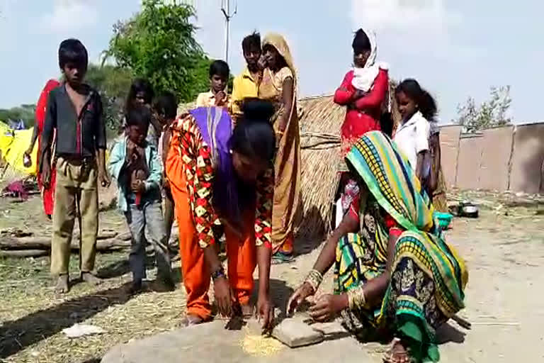 Workers boil wheat for 3 days due to lockdown in vidisha