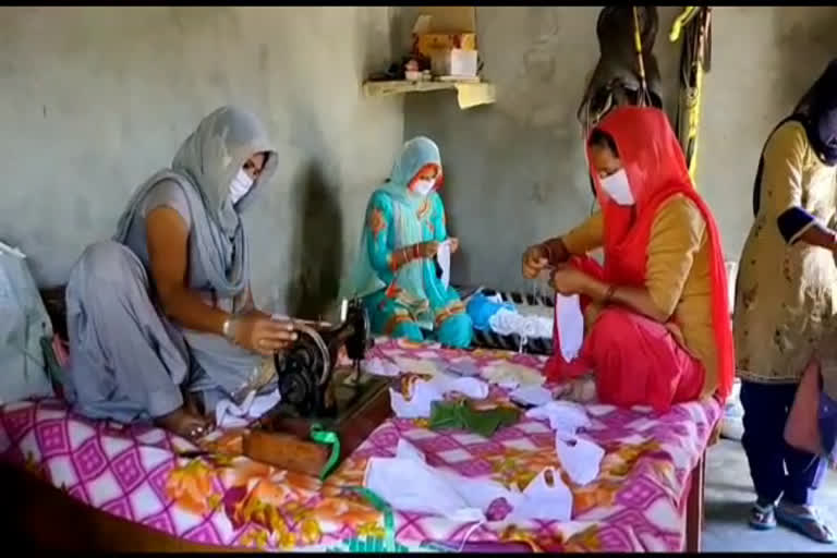 Women made masks themselves to fight CORONA in Kharkhoda